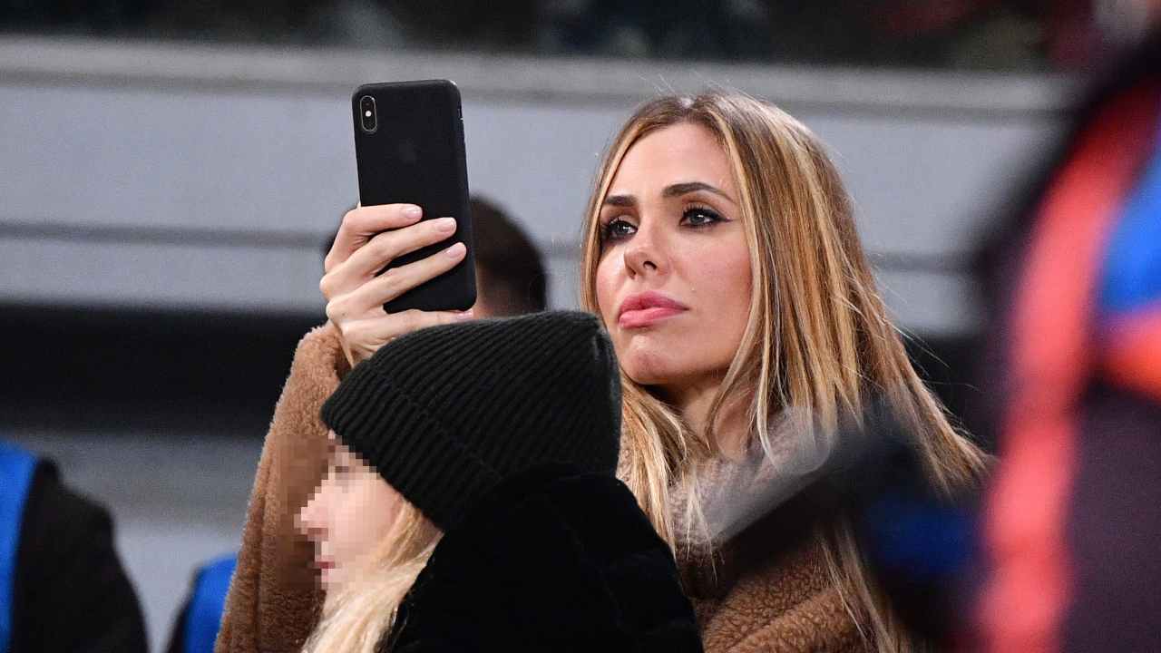 Ilary Blasi fotografata in compagnia di un altro uomo.