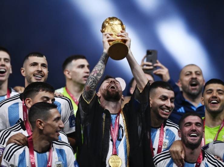 Messi, richiesta shock per il bisht indossato durante la premiazione.