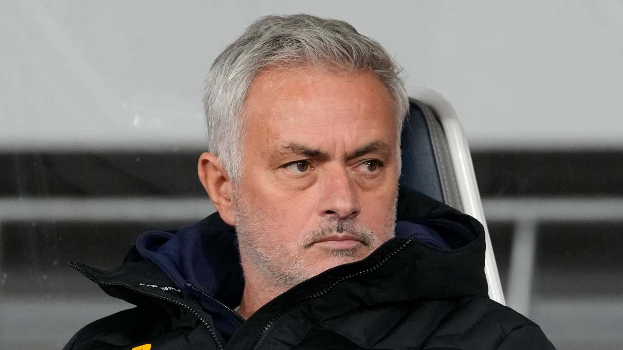 Mourinho lascia la Roma e firma per una nuova squadra.