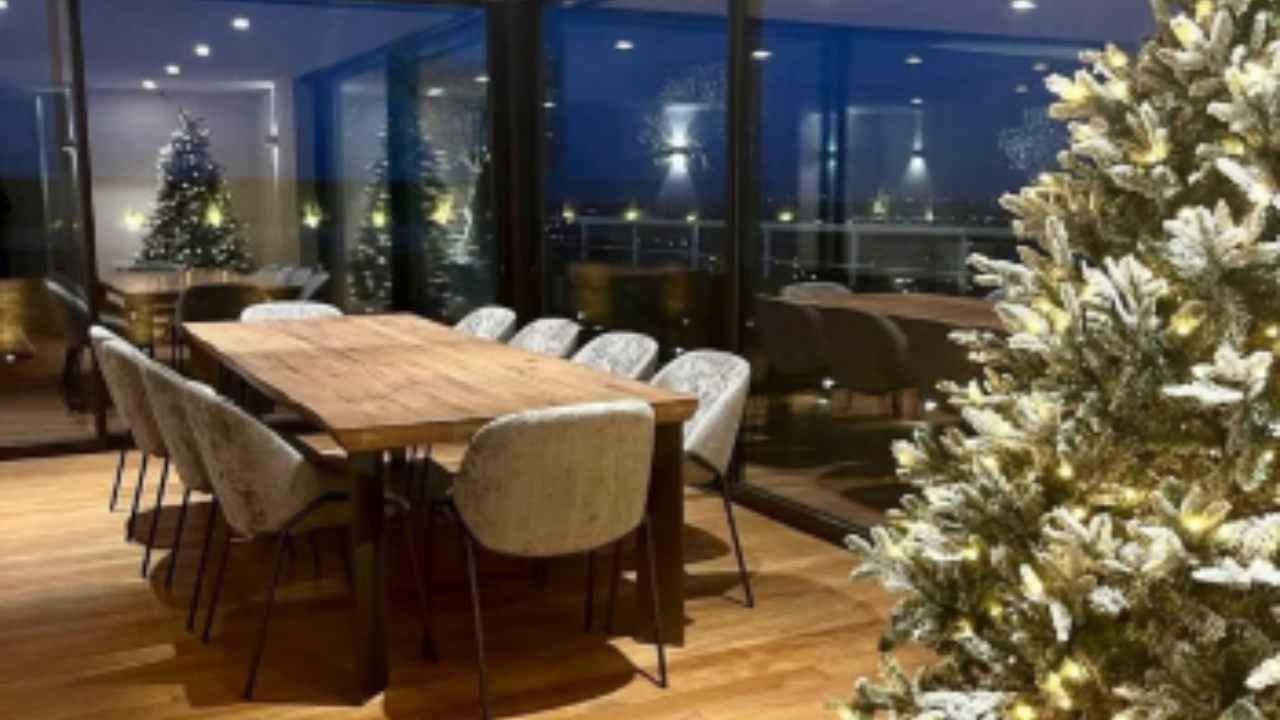 Il soggiorno con l'albero di Natale della nuova casa di Totti e Noemi.