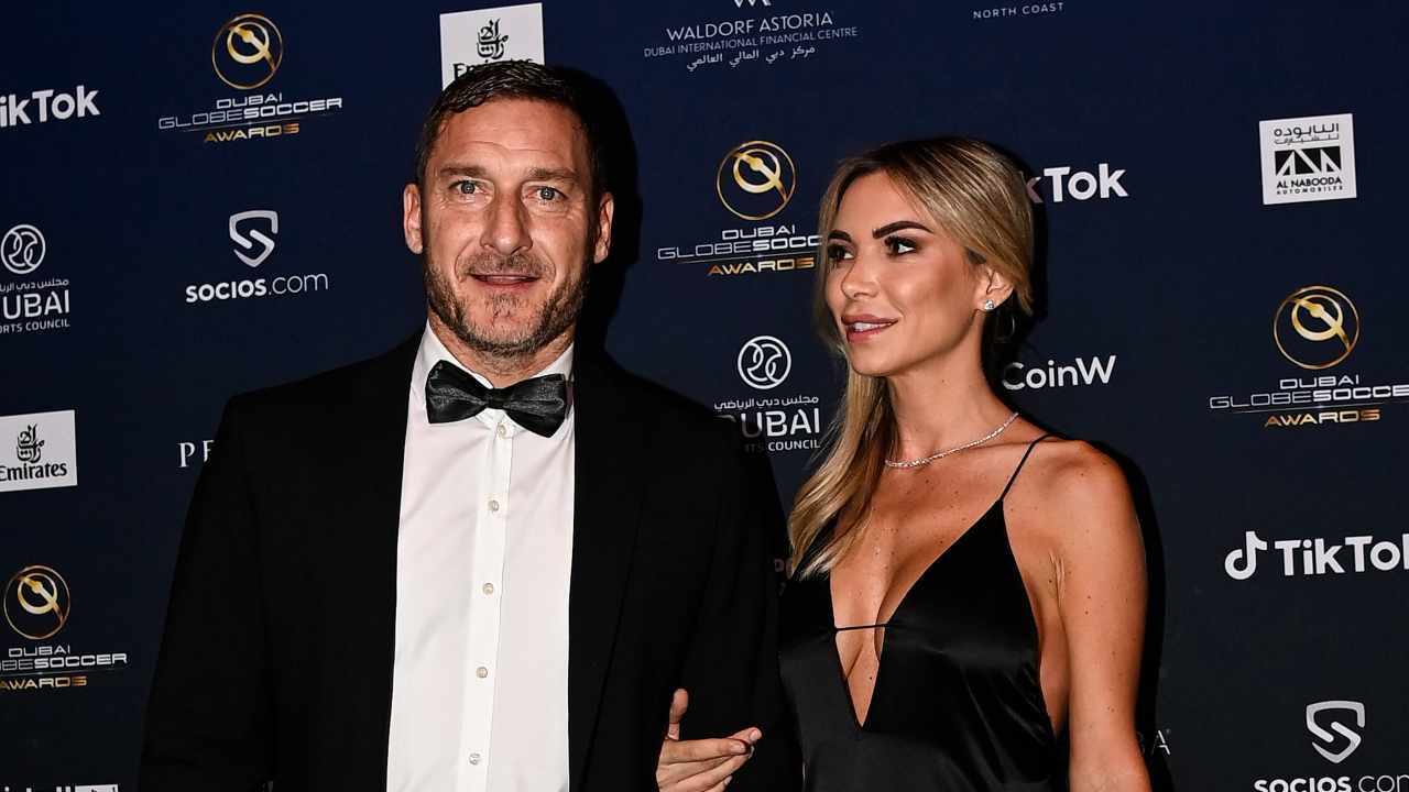 Totti e Noemi mostrano la loro nuova casa addobbata per le feste.