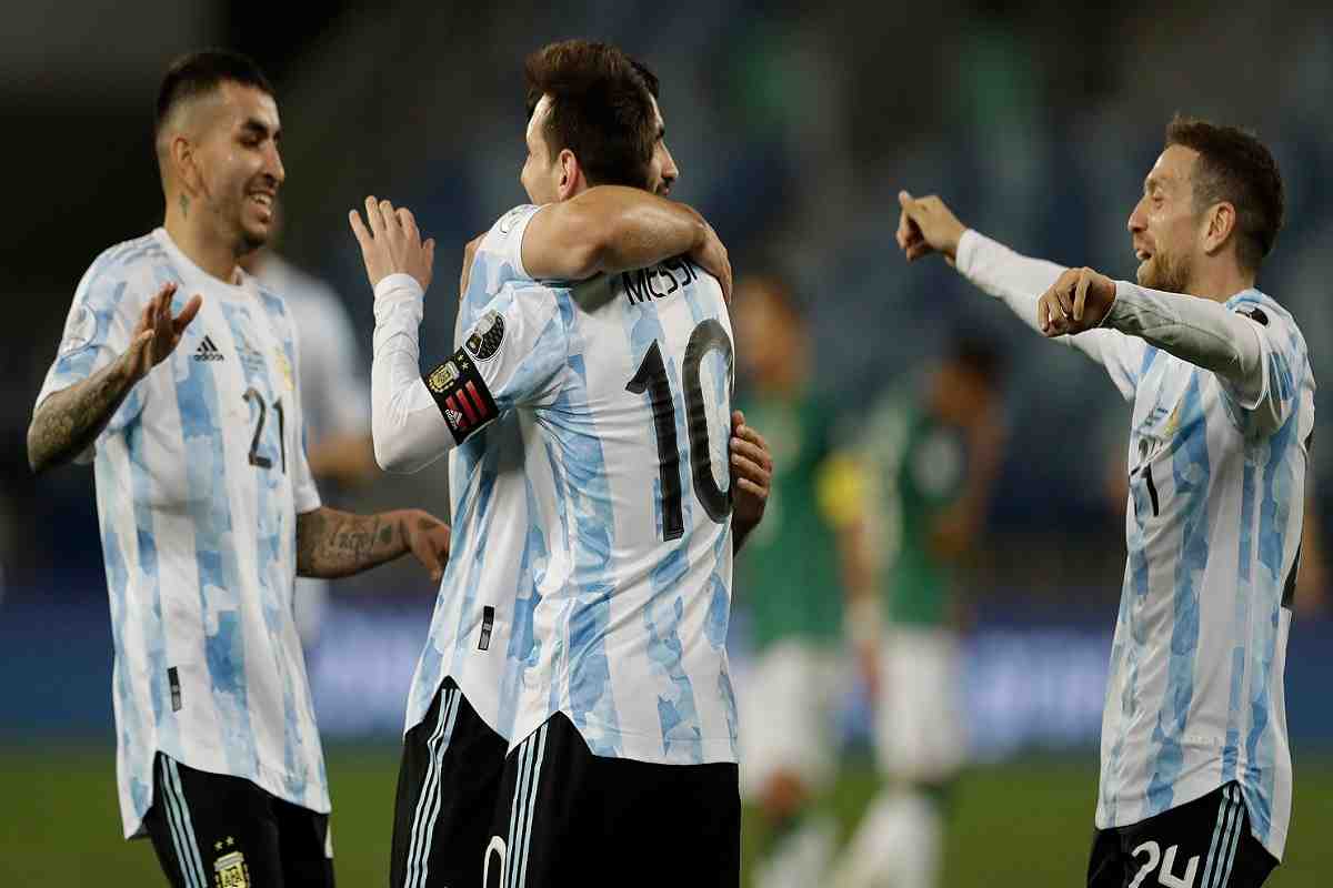 Messi festeggiato dai suoi compagni.