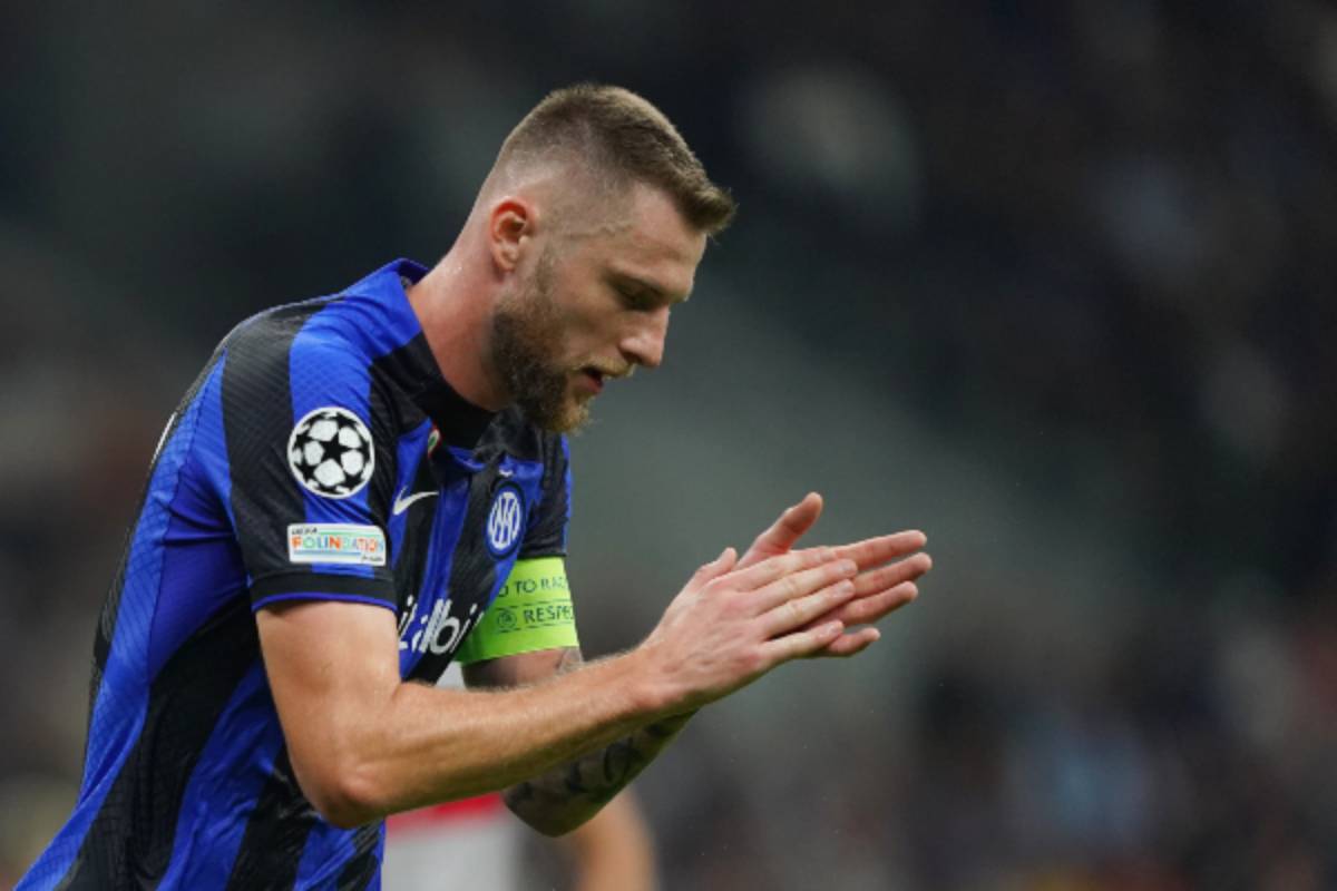 Milan Skriniar saluta l'Inter