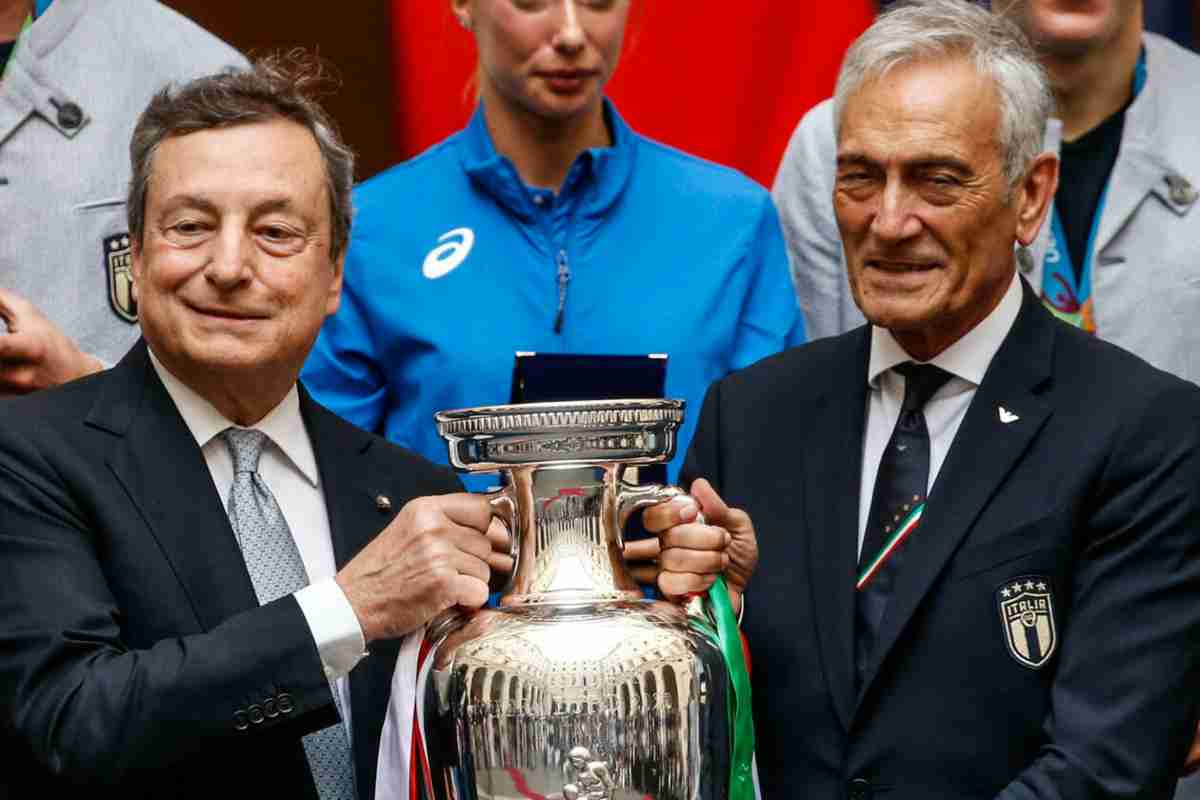 Mario Draghi e Gabriele Gravina sorridenti. 