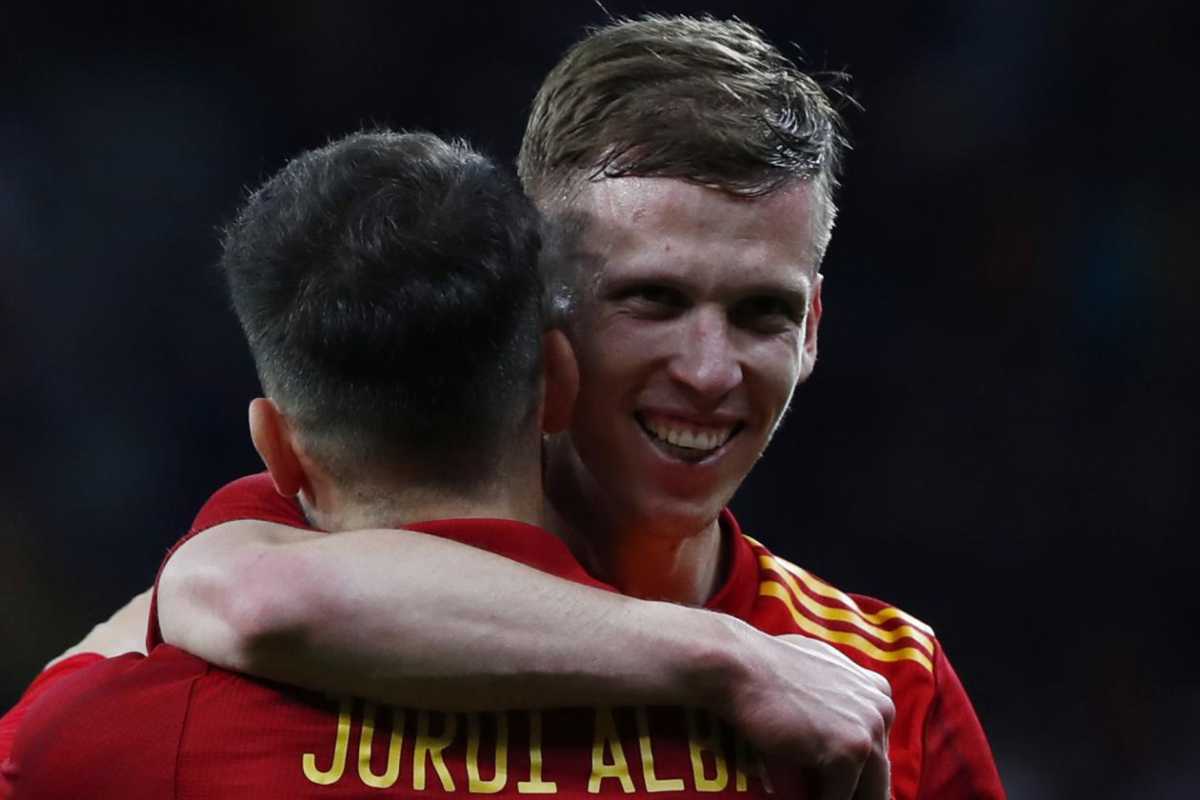 Dani Olmo esulta con Jordi Alba dopo un gol della Spagna.
