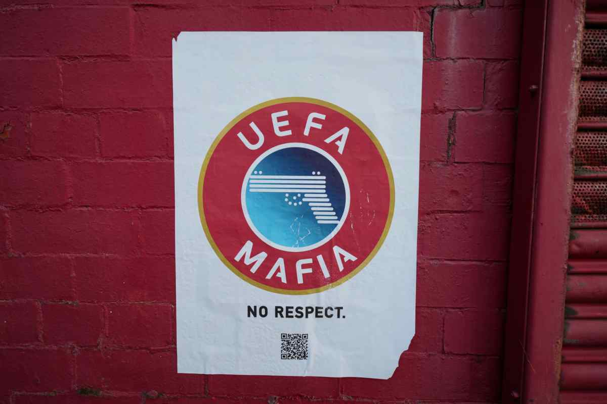 Adesivo anti-Uefa. 