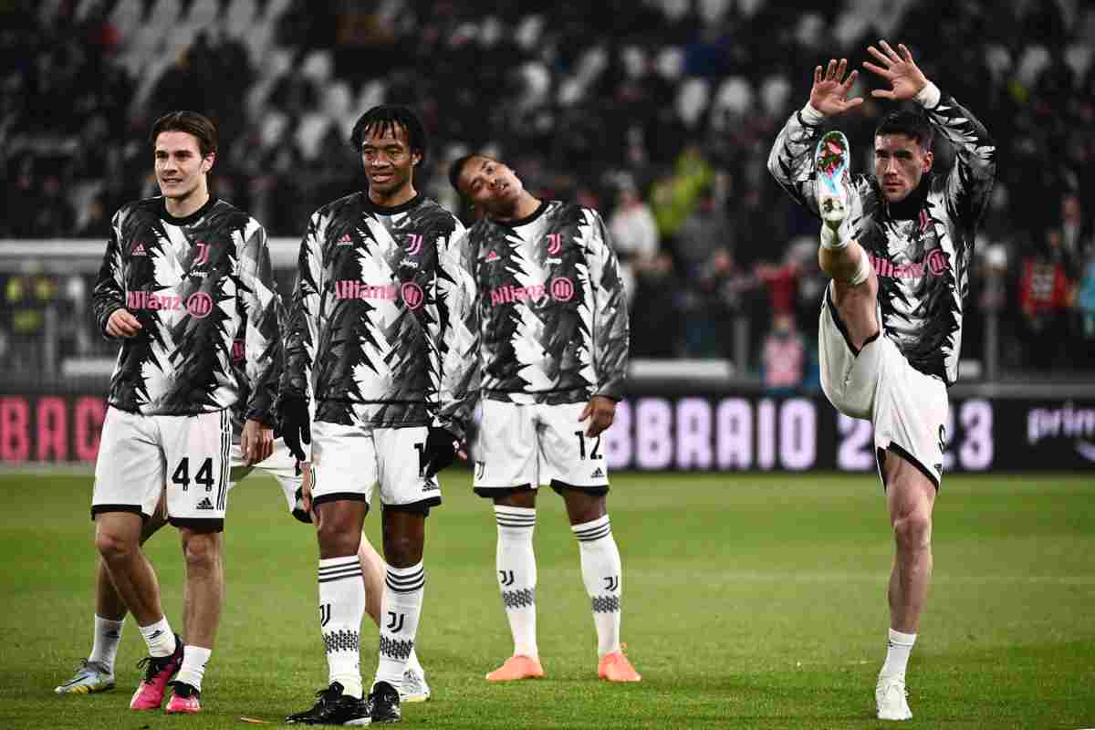 Alex Sandro Juventus fuori rosa rinnovo