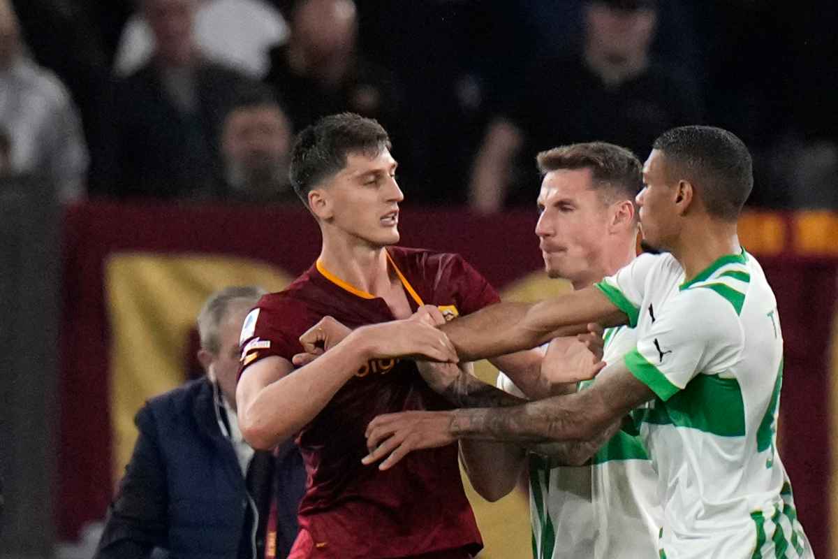 Kumbulla nervoso con l'arbitro di Roma-Sassuolo