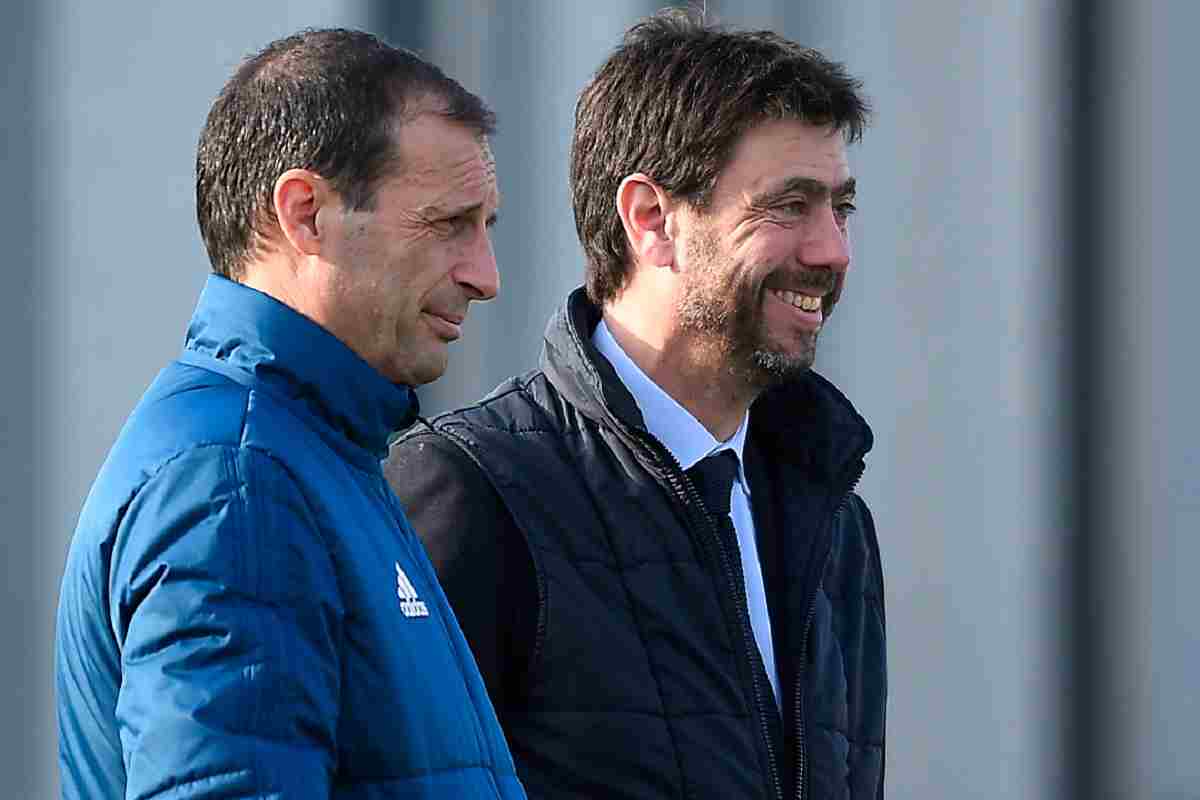 Agnelli e Allegri osservano l'allenamento. 