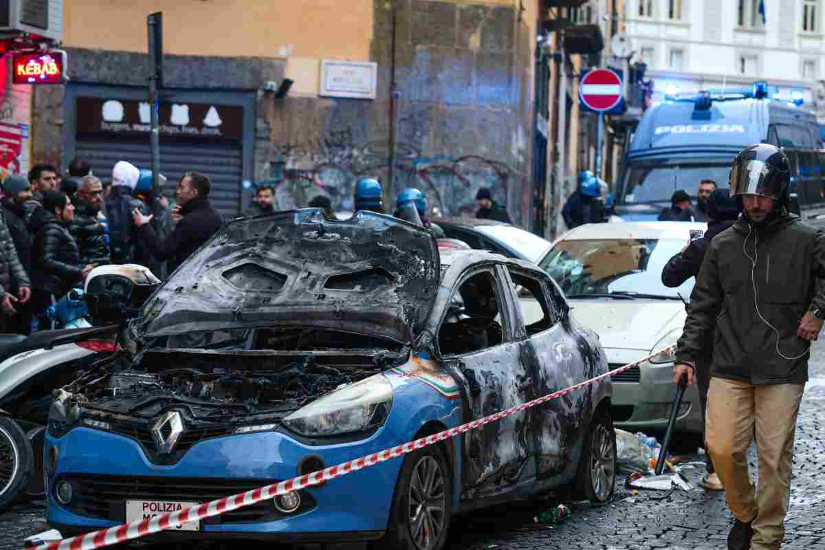 auto bruciata polizia napoli