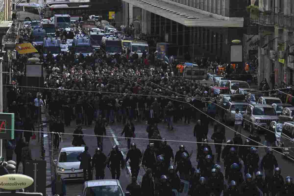 corteo napoli - lapresse