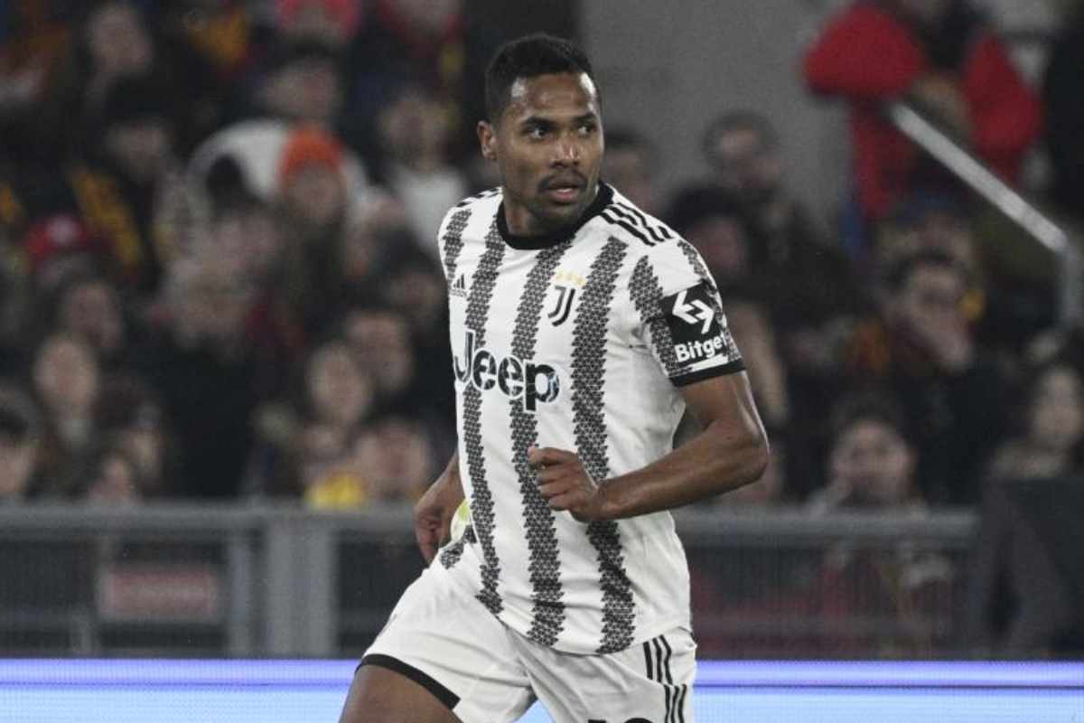 Roma e Milan seguono Alex Sandro