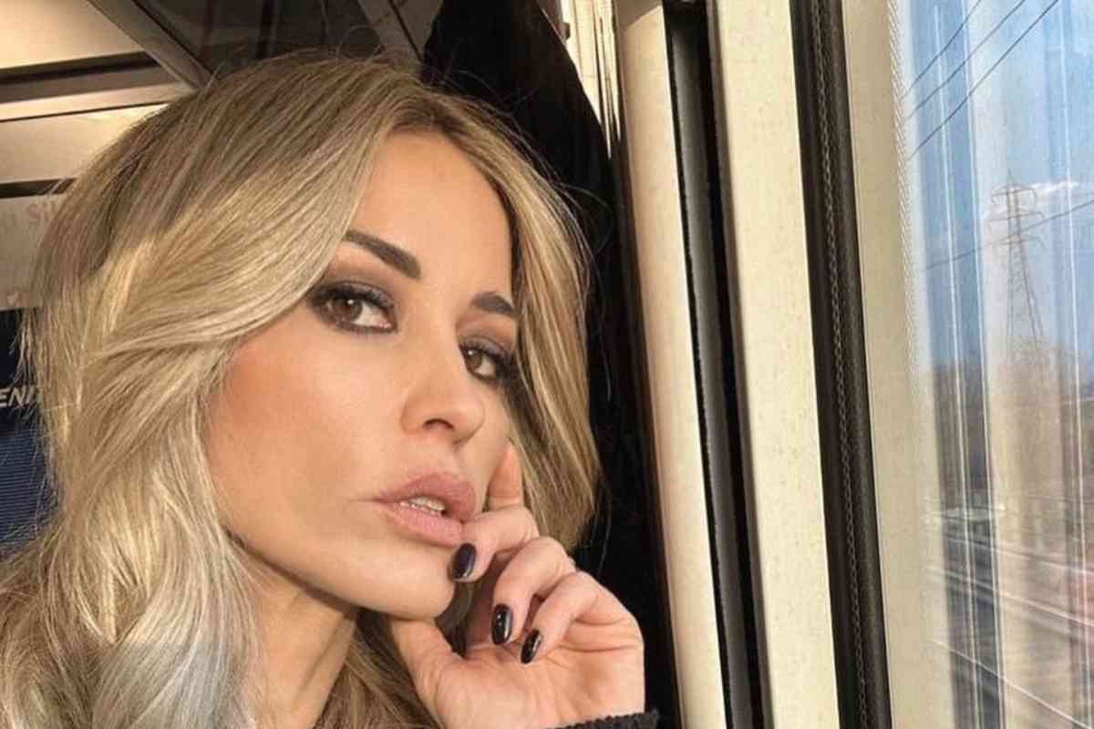 Elena Santarelli, una minigonna spaziale