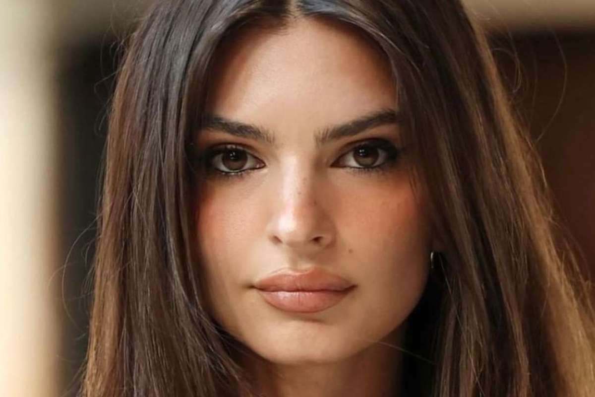 Emily Ratajkowski posa provocante Instagram