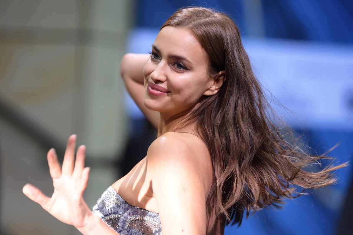 Irina Shayk mostra il lato A