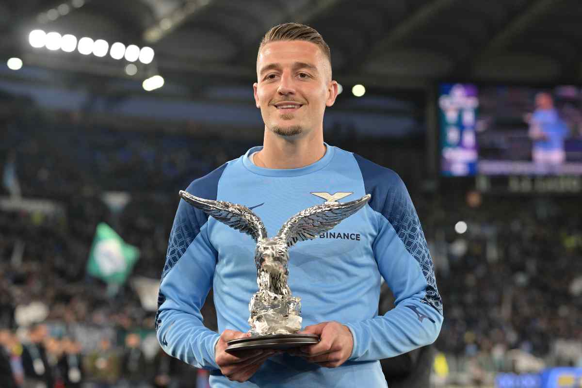 Milinkovic Savic riceve il premio all'Olimpico prima di Lazio Juventus