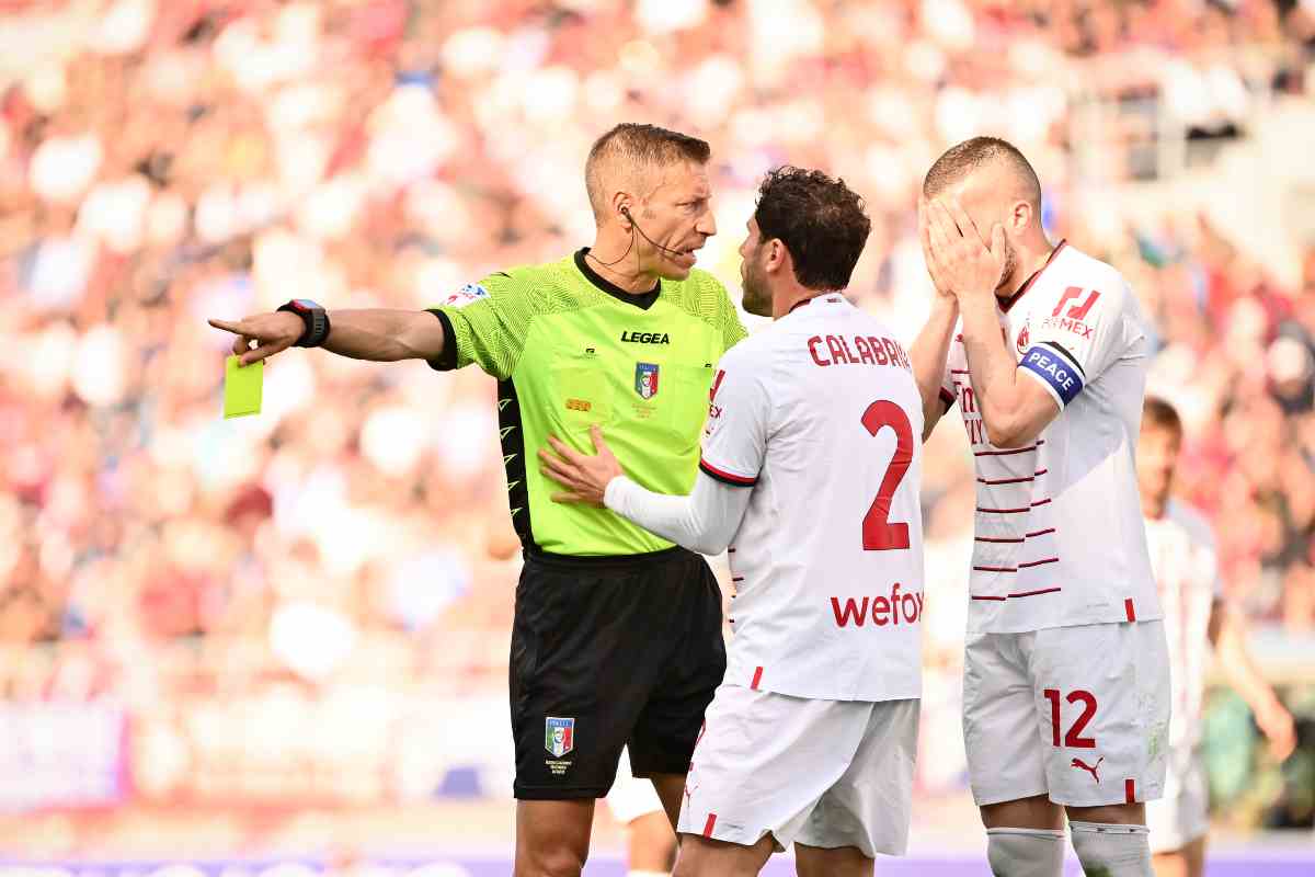Ante Rebic e Davide Calabria protestano con l'arbitro Massa durante Bologna Milan