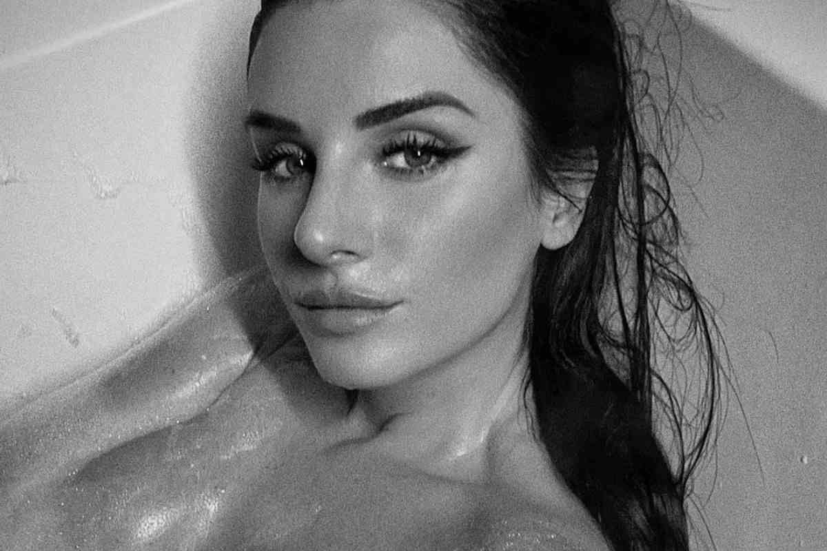 Valentina Vignali nuda vasca bagno