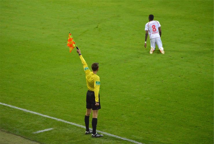 Arbitro in campo (Calcionow). Fonte: Pixabay