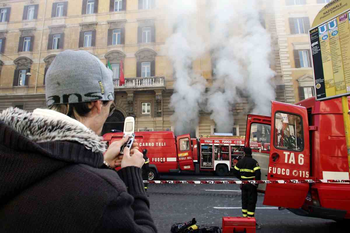 Palazzo in fiamme a Napoli