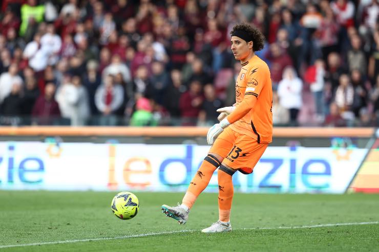 Ochoa al PSG post Sergio Rico, interviene la Salernitana