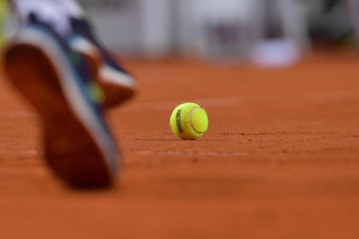 Pallina da tennis sulla terra battuta