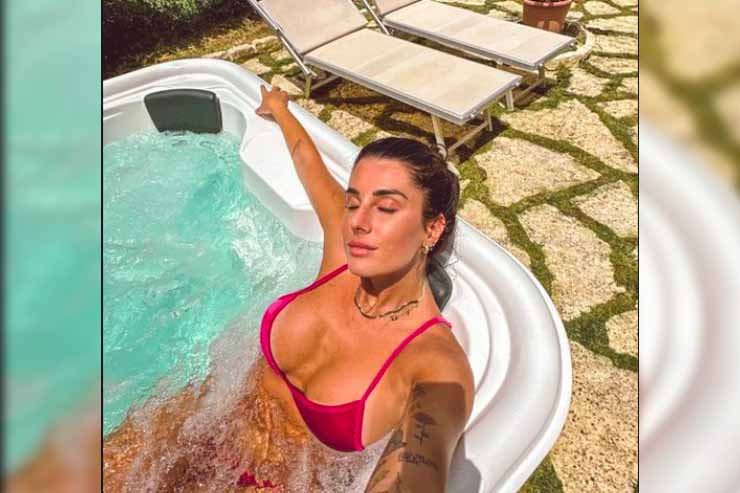 Valentina Vignali selfie bikini esplosivo