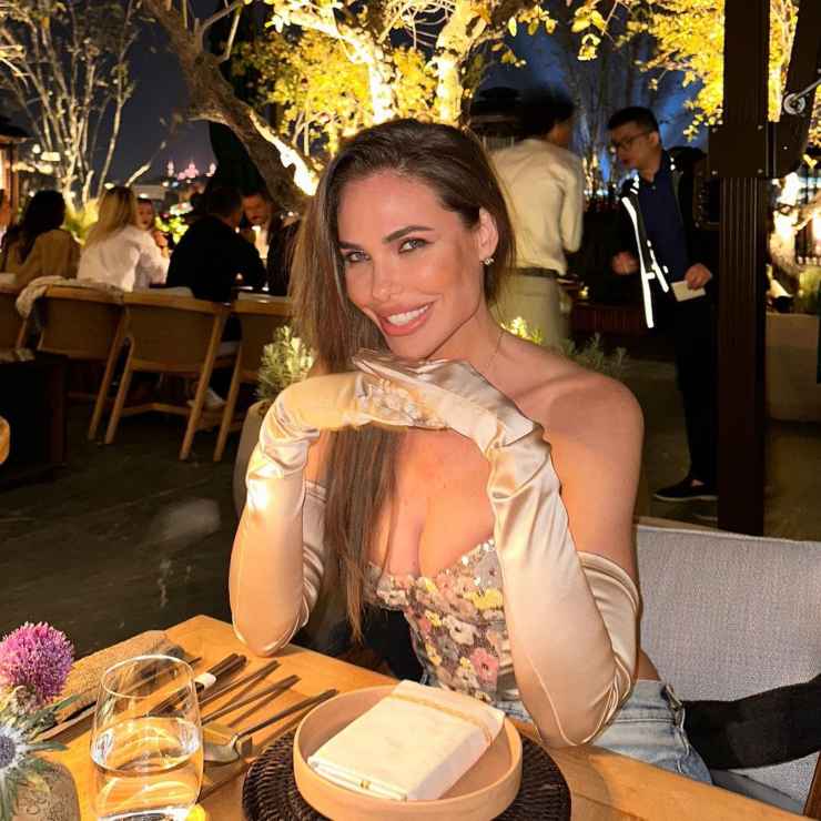 Ilary Blasi, sensuale a cena