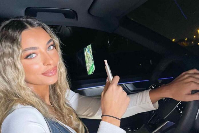 Chiara Frattesi, scollatura esagerata: lato A perfetto