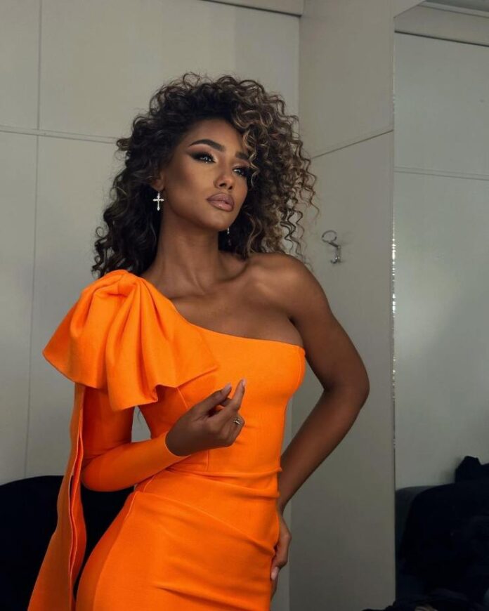 Samira è spaziale: scatto da urlo su Instagram