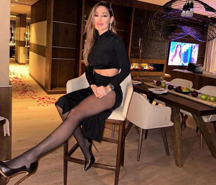 Anna Tatangelo foto gambe pazzesche