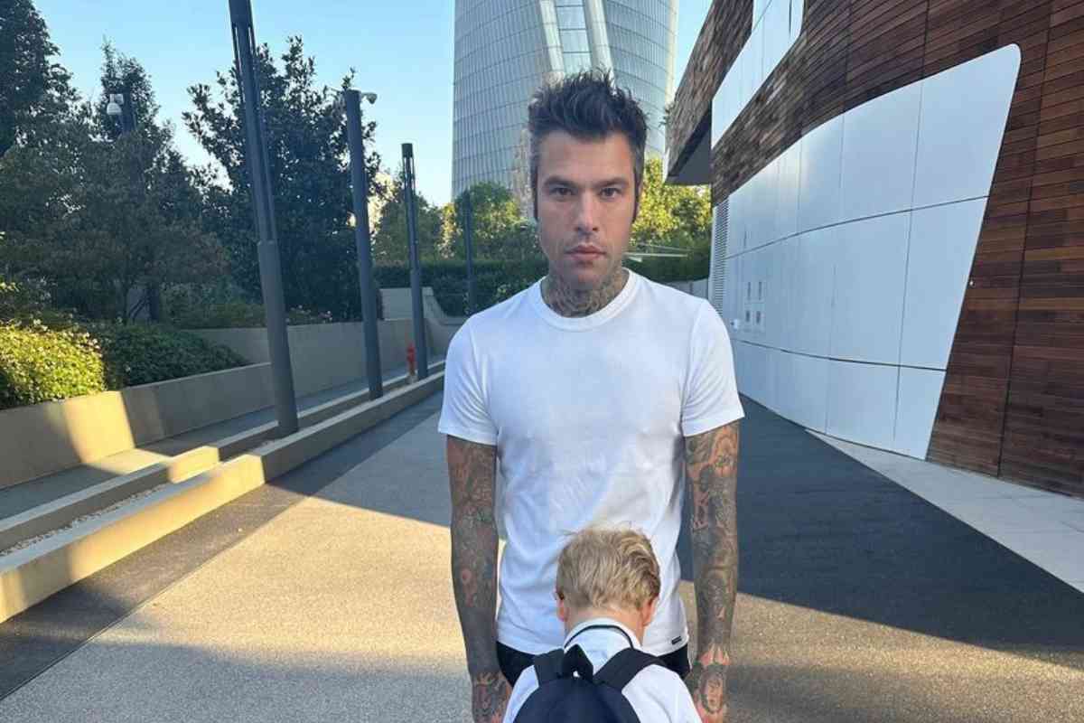 Fedez denuncia dopo le minacce al figlio