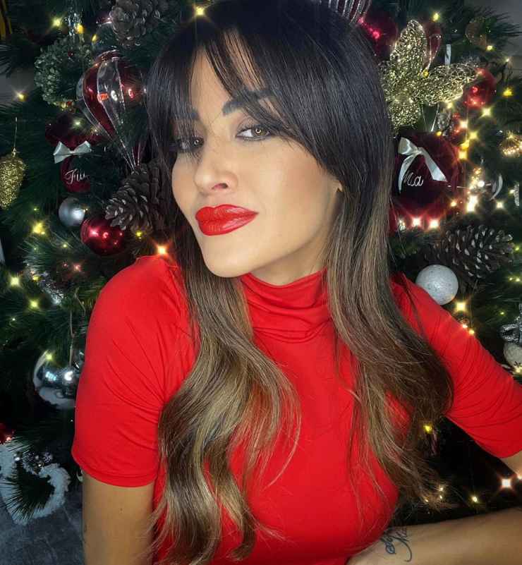 Giorgia Palmas rosso natalizio nuovo look