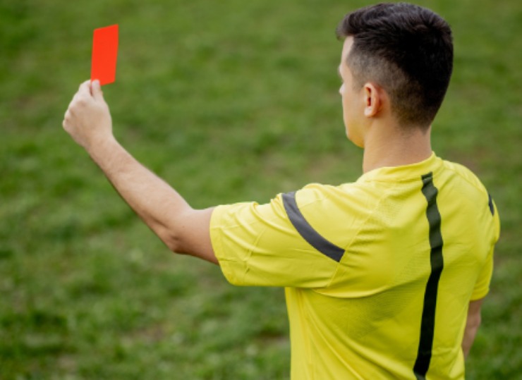 L'arbitro lo caccia dopo il gesto a bordocampo