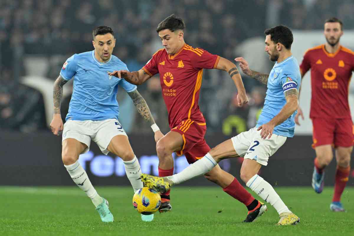 Infortunio per il calciatore alla fine del primo tempo di Lazio-Roma