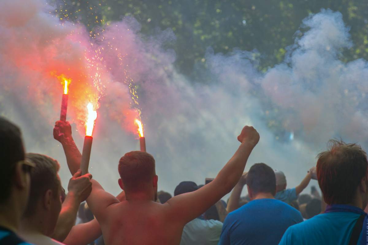 Ancora violenza nel calcio: allenatore sfiorato da un petardo