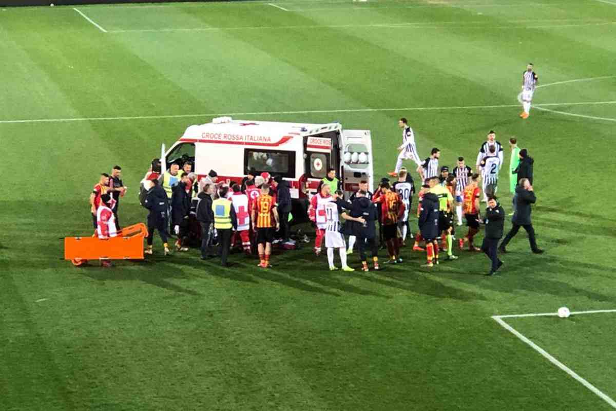 Ambulanza in campo e partita sospesa: è successo davvero