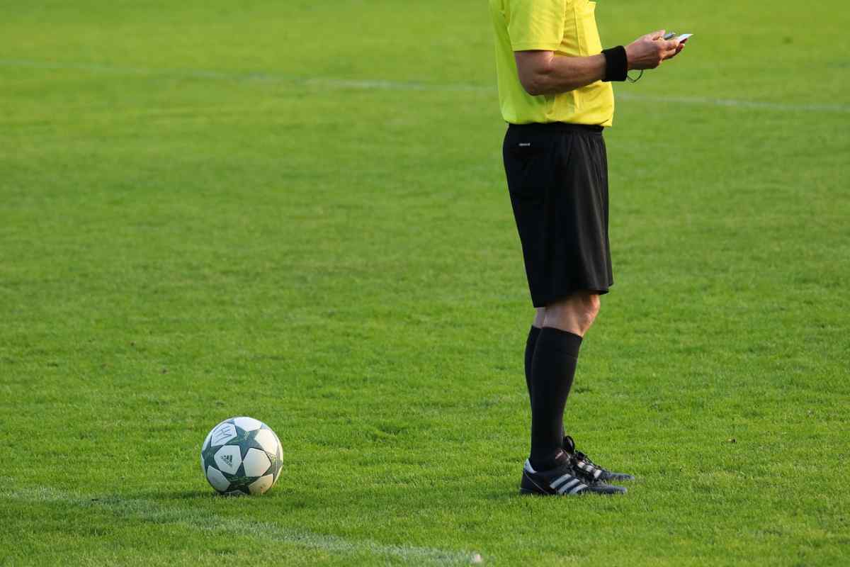 Entra in campo e picchia l'arbitro