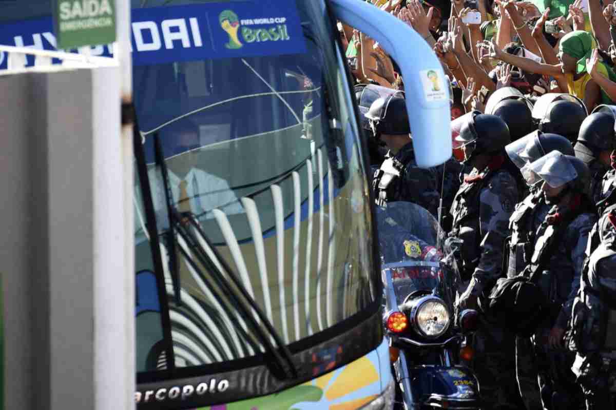 Tragedia sfiorata, assalto al bus della squadra