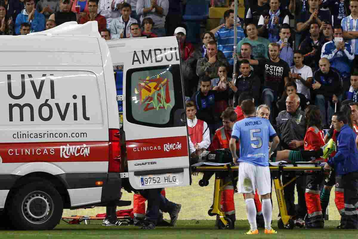 Paura per il giocatore che collassa in campo durante la partita