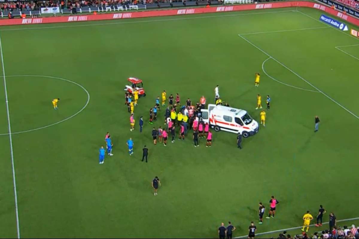 Ambulanza in campo durante Estudiantes-Boca