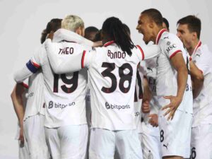 i giocatori del Milan esultano dopo un gol