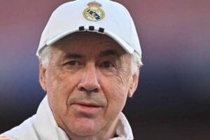 Carlo Ancelotti sorride in primo piano