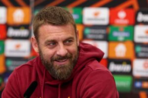 De Rossi sorride in conferenza stampa