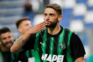 Berardi esulta dopo un gol mandando un bacio