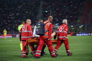Giocatore viene portato fuori dal campo in barella