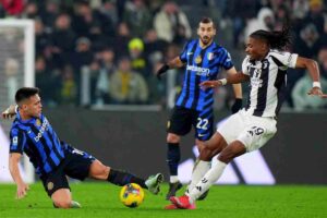 Lautaro Martinez contende il pallone a Khephren Thuram