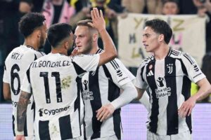 I giocatori della Juve esultano dopo un gol