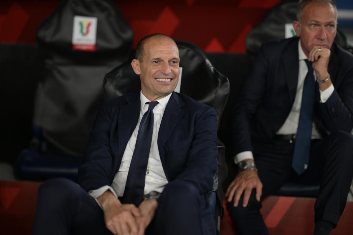 Massimiliano Allegri sorridente e seduto in panchina