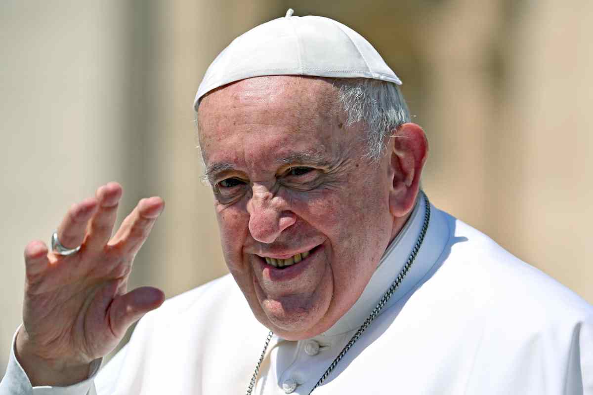 Papa Francesco sorride e saluta la folla